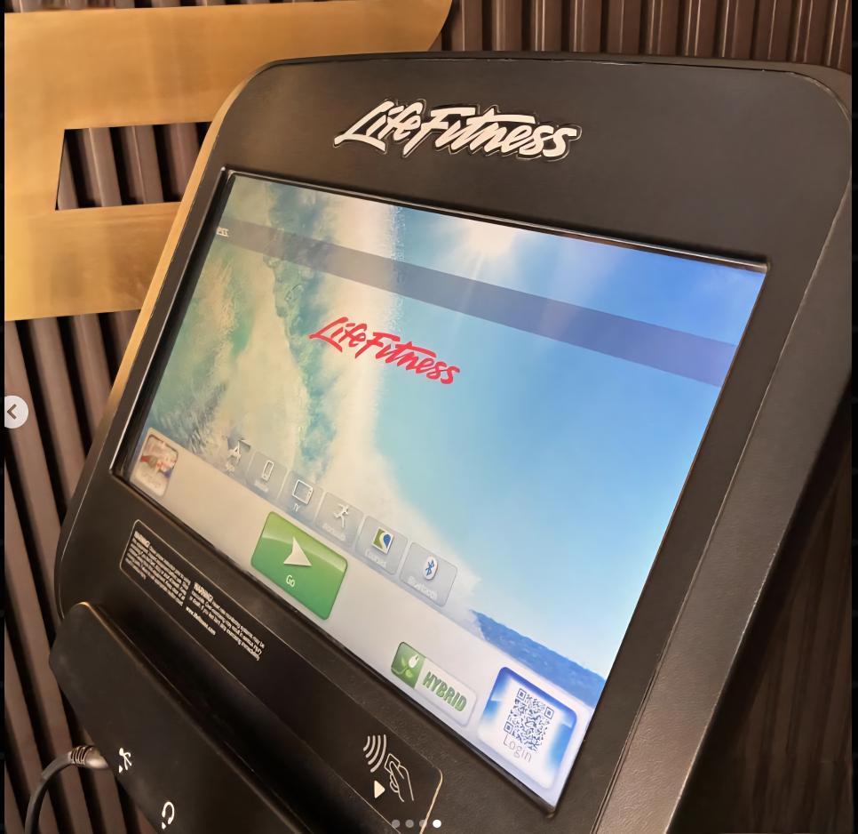 Life Fitness Elevation Series Crosstrainer – Touchscreen Display