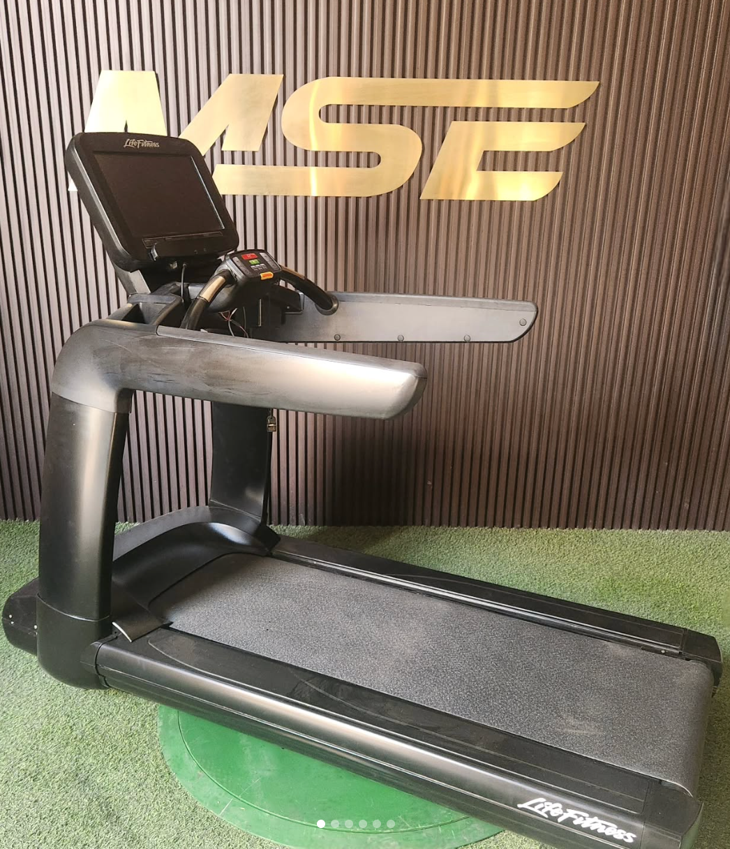 Life Fitness 95T Treadmill – SE Console