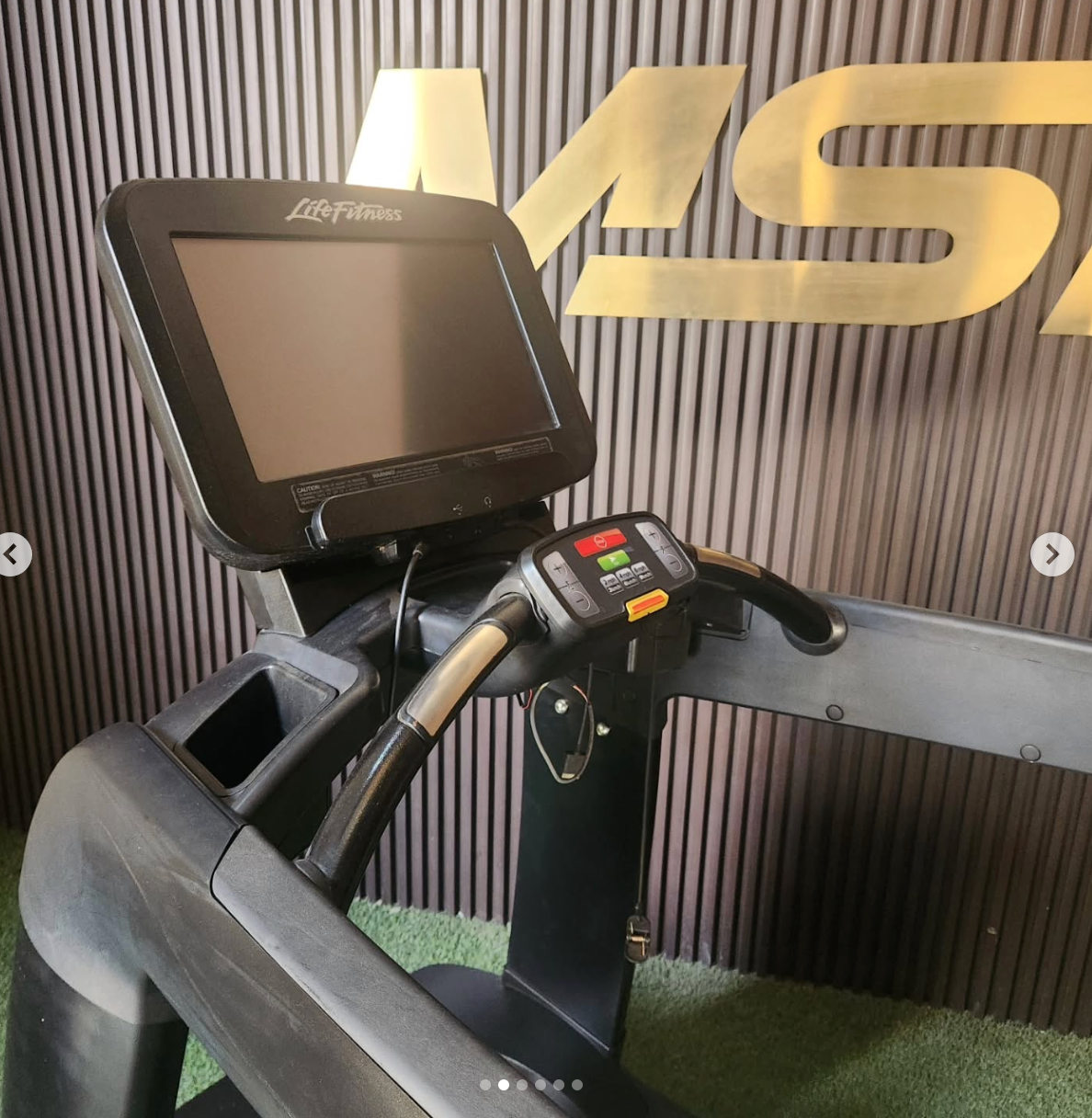 Life Fitness 95T Treadmill – SE Console