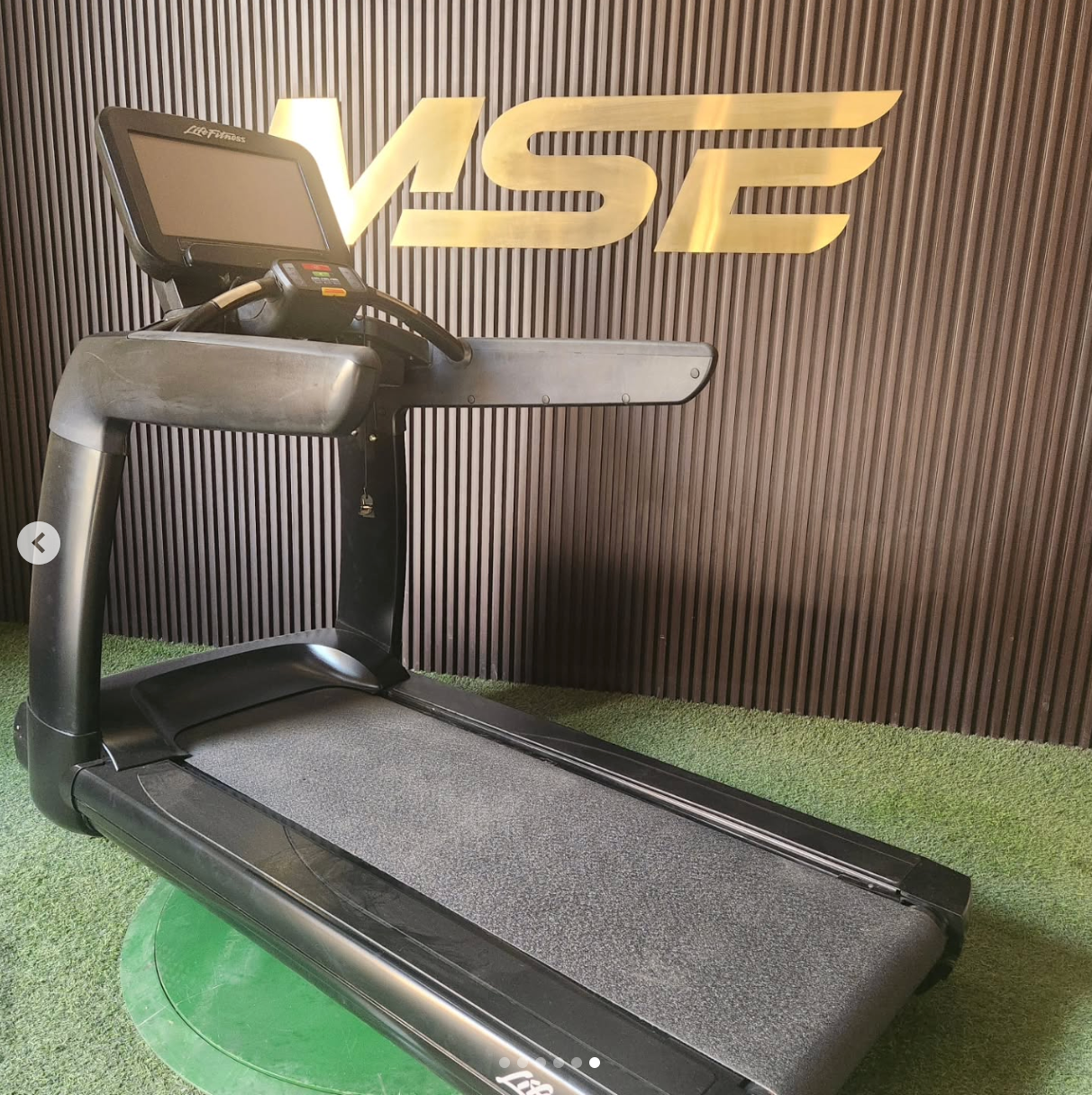 Life Fitness 95T Treadmill – SE Console