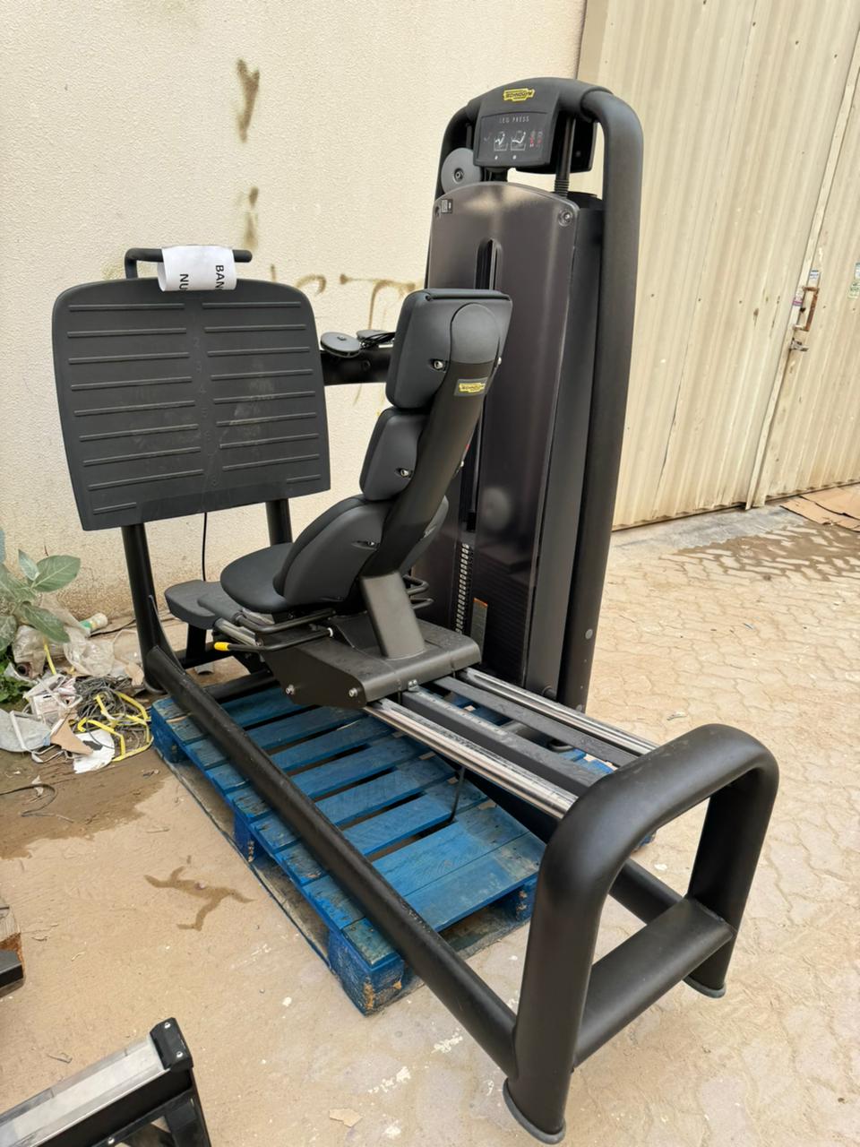 Technogym element leg discount press